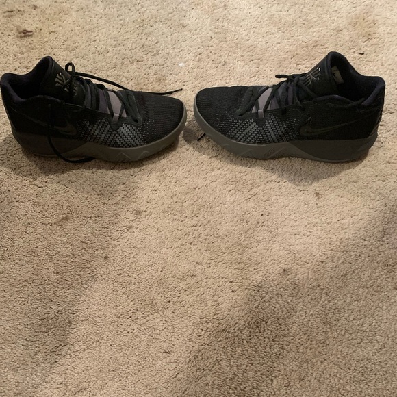 Kyrie Flytrap Black and Gray - Picture 2 of 6